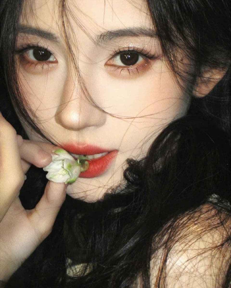 화려한 메이크업이
느낌좋음이♡‧₊˚